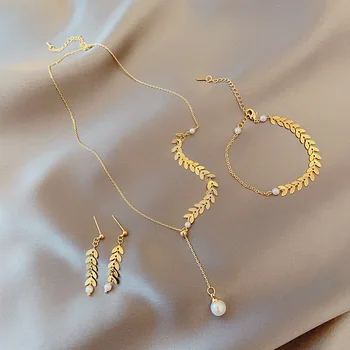 Комплект из трех предметов с женским ожерельем, серьгами и браслетом с жемчугом 